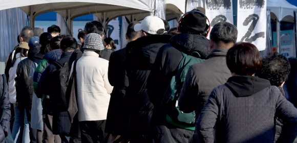 코로나19 확진자가 4000명을 돌파한 24일 서울역에 마련된 선별진료소에서 시민들이 코로나19 검사를 받고 있다. 2021.11.24 박지환기자 popocar@seoul.co.kr