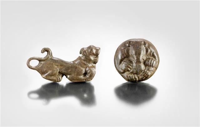삼한시대 호랑이모양 허리띠장식(왼쪽부터)과 동물형 단추장식. 국립경주박물관 제공