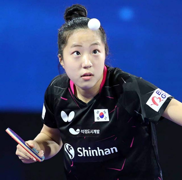 Yubin Shin, que disputou pela primeira vez na vida o Campeonato Mundial de Tênis de Mesa em Houston, EUA, focou na bola que arremessou para sacar na primeira rodada do individual feminino contra Minnie Su, de Hong Kong, no dia 23 ( horário local).[대한탁구협회 제공]