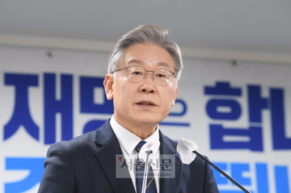 이재명 더불어민주당 대선 후보가 24일 서울 여의도 더불어민주당사에서 열린 기자간담회에서 기자들의 질문에 답하고 있다.2021. 11. 24 김명국 선임기자 daunso@seoul.co.kr