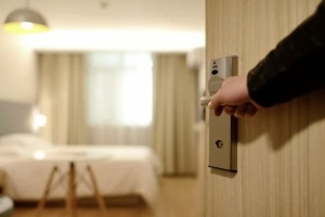 “화장실 간 건데요” 게스트하우스 女침실 침입 추행 40대 징역형