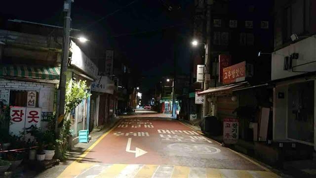서울 구로구가 1인 가구가 밀집한 지역을 중심으로 스마트 보안등을 설치한다. 사진은 어두운 골목길을 밝힌 스마트 보안등의 모습. 구로구 제공