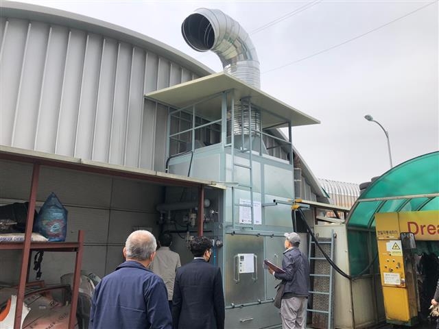 서울 송파구의 택시업체인 승일운수에 새 대기오염 방지시설이 설치된 모습. 시내 450개 소규모 사업장은 노후 대기오염 방지시설을 교체할 때 비용 90%를 지원받는다. 서울시 제공