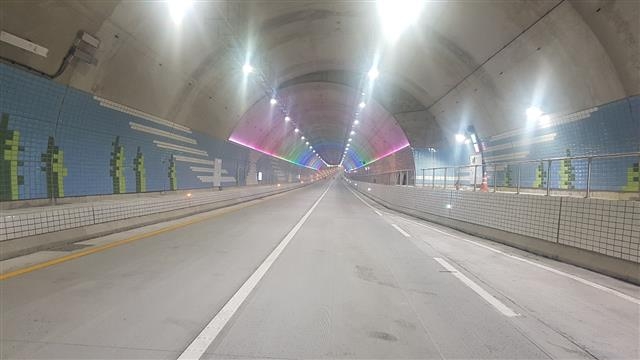 천수만 해저 80m 지점에서 충남 태안군 쪽을 바라본 보령해저터널. 지진 규모 6에도 견딜 수 있는 안전한 터널로 건설됐다.