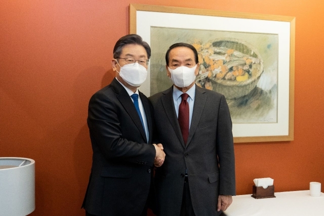 더불어민주당 이재명 대선 후보(왼쪽)과 박창달 전 의원. 이재명 후보 측 제공