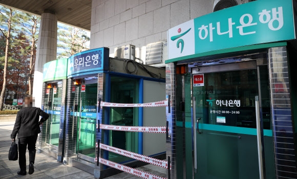 한국은행 금융통화위원회가 25일 기준금리를 인상하자마자 시중은행들의 대출 금리가 치솟고 있어 사회취약계층의 이자 부담이 커지고 있다.