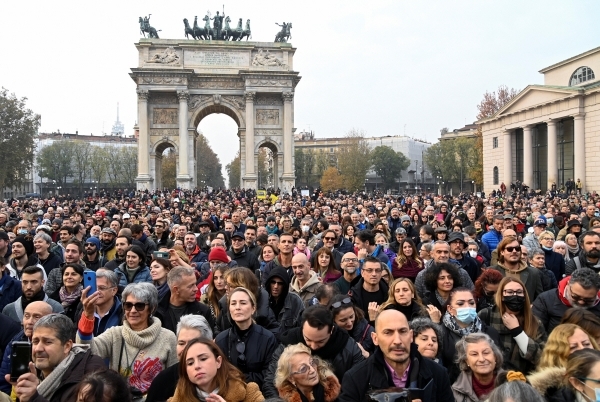 지난 13일 이탈리아 밀라노에서 열린 신종 코로나바이러스 감염증(코로나19) 백신 접종 반대 시위에 사람들이 모여 있다. 밀라노 로이터연합뉴스