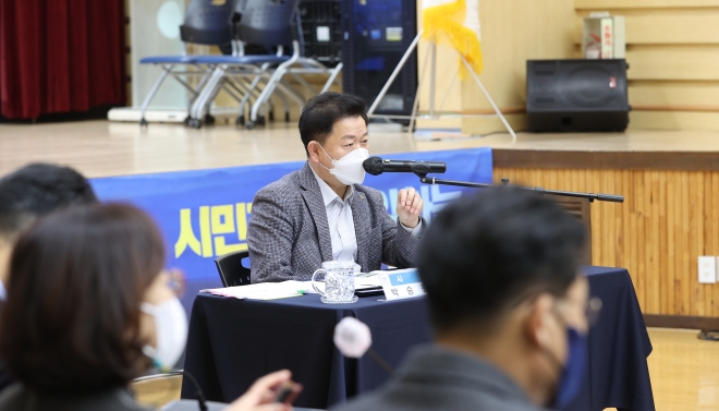 박승원 시장이 26일 대회의실에서 열린 겨울철 안전 대책 보고회에서 비상상황과 안전사고에 선제적으로 대응하여 시민들의 안전을 위해 힘써주길 당부하고 있다.          광명시 제공