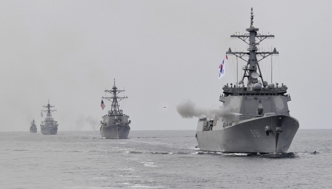 2016년 한미 연합 해상사격훈련 중 선두에서 주포를 발사하는 세종대왕함. 해군 제공