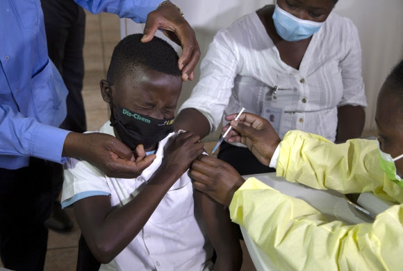 남아프리카공화국 요하네스버그에서 지난 21일(현지시간) 한 아동이 화이자 백신을 접종받고 있다. 요하네스버그 AP 연합뉴스