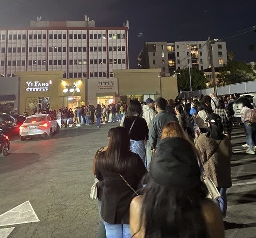 27일(현지시간) 미국 로스앤젤레스의 한식당 앞에 BTS 팬들이 줄을 서 있다. 트위터 계정 @dolojanma 