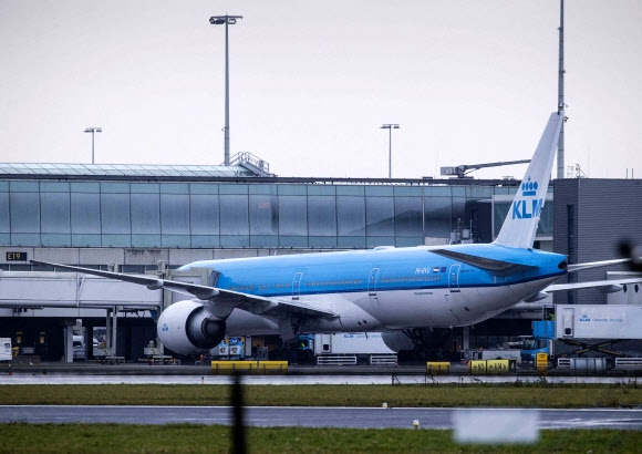 지난 26일(이하 현지시간) 남아공의 요하네스버그를 출발해 네덜란드 암스테르담의 스히폴 공항에 도착한 KLM 항공 여객기가 다음날 E19 게이트 앞에 세워져 있다. 네덜란드 보건당국은 28일 이 여객기와 같은 날 케이프타운을 출발해 이곳 공항에 도착한 다른 KLM 여객기에 탑승한 승객 가운데 61명이 코로나19 확진 판정에 이어 13명이 오미크론에 감염된 것으로 확인됐다고 발표했다. 암스테르담 ANP AFP 연합뉴스 