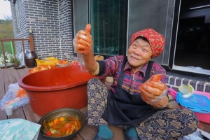 투박하지만 잊지 못하는 그 맛… 시골 할머니의 소박한 한 끼