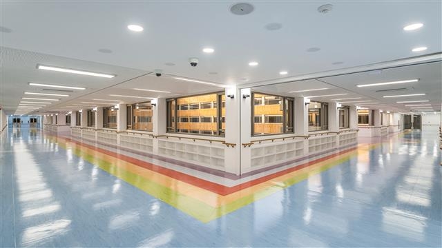 색색의 안내선이 그어져 있는 서진학교의 넓은 복도. 바닥 선을 따라 학생들이 각 층으로 이동하도록 배려했다. 코어건축사사무소(이택수 사진) 제공