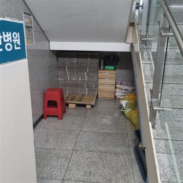 서울 한 대형병원 청소 노동자들이 마땅히 쉴 곳이 없어 계단 밑에 직접 자구책으로 마련한 임시 ‘휴게공간’. 병원 청소 노동자들은 병원 관계자와 환자의 시선이 닿지 않는 계단 밑이나 엘리베이터 앞, 화장실 및 청소 카트 뒤쪽에서 쉴 때가 많다. 민주노총 보건의료노조 제공