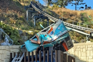 종잇장처럼 구겨진 욕지도 모노레일… 탈선 사고로 8명 부상