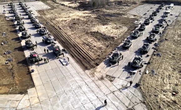 지난 4월 22일(현지시간) 크림 반도에서 훈련 중인 러시아 군용 차량들이 이동하는 모습. 러시아 국방부 제공 AP 연합뉴스