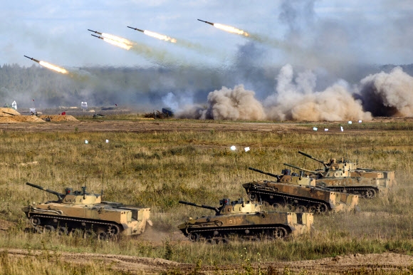 지난 9월 11일(현지시간) 러시아 니즈니노브고로드주 물리노 훈련장에서 러시아와 벨라루스 군대가 합동 전략 훈련을 하는 모습. 러시아 국방부 제공 AP 연합뉴스