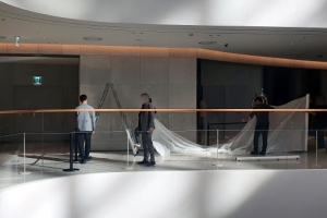 ‘더현대서울’ 매장 천장 마감재 와르르… 3명 경상