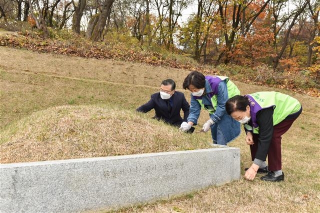 지난 11일 서울 중랑구 망우리역사문화공원에서 영원한 기억봉사단의 단원들과 류경기(왼쪽 첫 번째) 중랑구청장이 유관순 열사 합장분묘 묘역을 관리하고 있다.중랑구 제공