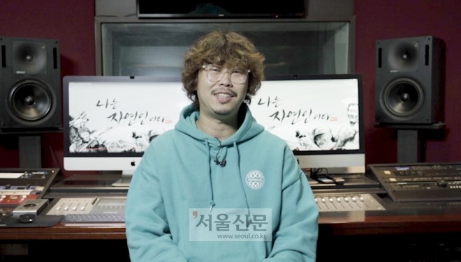 ‘나는 자연인이다’를 연출하고 있는 박성우PD가 서울신문과 인터뷰하고 있는 모습