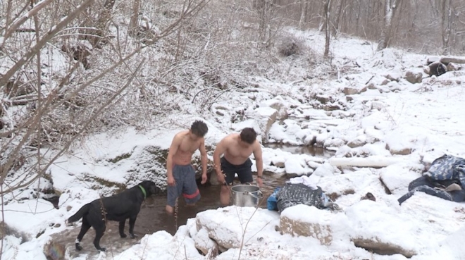 ‘나는 자연인이다’진행자 개그맨 이승윤씨가 자연인 한 분과 얼음 물 속에 있는 모습(자료=MBN)