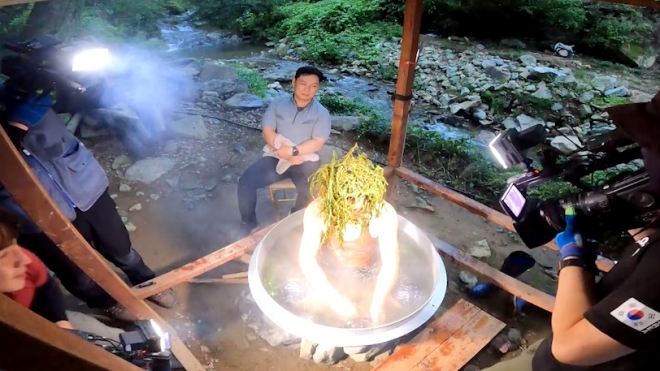 ‘나는 자연인이다’의 자연인 한 분께서 목욕하는 모습(자료=MBN)