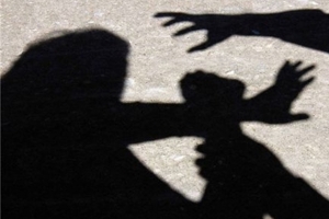 말다툼 하다 아내에 고기 굽던 철판·유리컵 던진 남편…집유