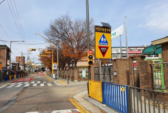 서울 용산구 보광초 앞에 설치된 눈높이 신호등. 노식래 서울시의회 의원 제공