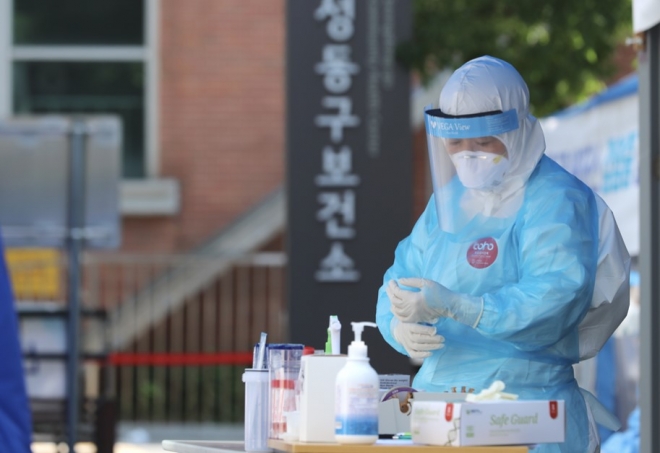 서울 성동구 보건소 선별진료소에서 코로나19 검사 안내를 위해 준비하는 직원의 모습. 성동구 제공