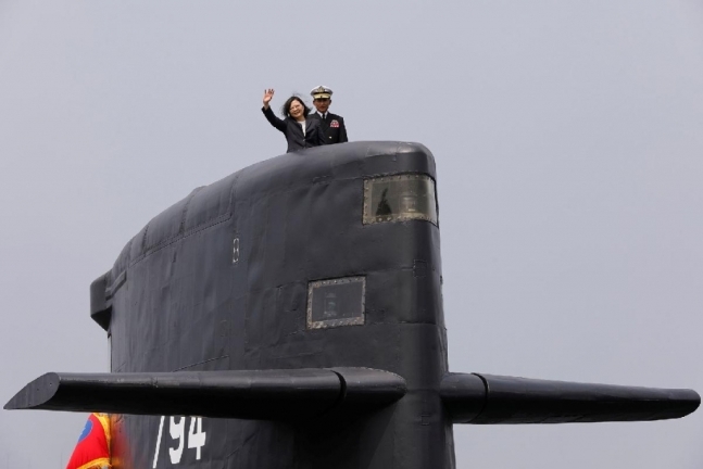 지난 2017년 대만 가오슝을 방문한 차이잉원 대만총통이 ‘시드래곤’(Sea Dragon) 잠수함에 탑승해 인사를 하고 있다. 로이터