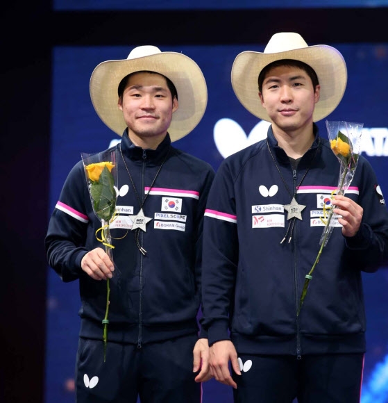 장우진(왼쪽)과 임종훈이 30일 세계탁구선수권 남자복식 은메달을 받은 뒤 활짝 웃고 있다. 대한탁구협회 제공