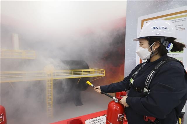 DL대덕연구소에 설치된 안전체험학교에서 한 교육생이 화재진압 체험교육을 받고 있다. DL이앤씨 제공