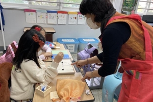 “폰 게임보다 딱지치기 더 신나요” 오겜 속 ‘K놀이’에 종로 교실 들썩