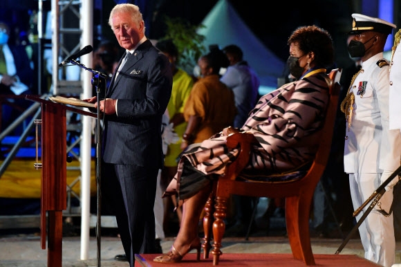 30일(현지시간) 바베이도스 브리지타운에서 열린 바베이도스 공화국 전환 기념식에서 샌드라 메이슨 초대 대통령이 의자에 앉아 영국 찰스 왕세자의 축사를 듣고 있다. 브리지타운 로이터 연합뉴스