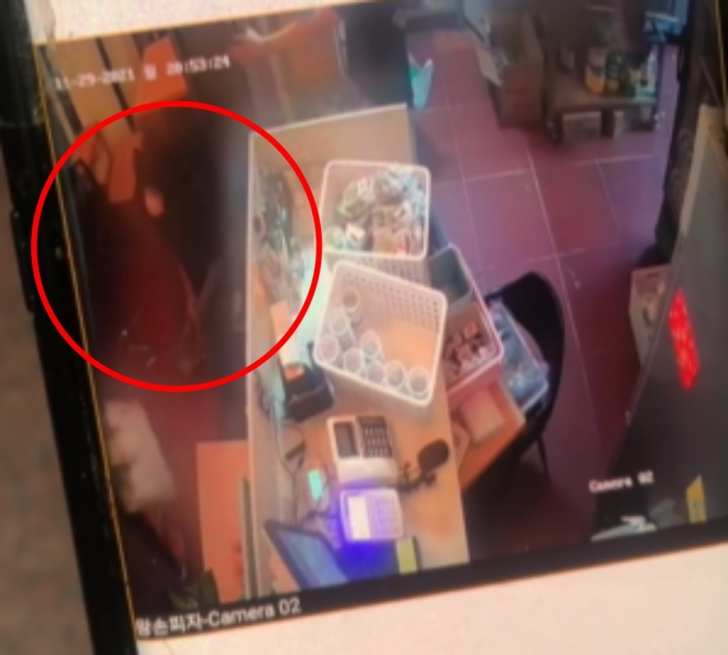 무릎 꿇은 피자 가게 사장 A씨. 유튜브 ‘장사의 신’ 캡처