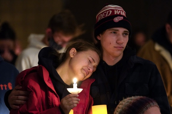 30일(현지시간) 총격 사건이 벌어진 미국 미시간주 오클랜드 옥스퍼드 고교 인근에 있는 교회에서 사망한 3명의 친구를 추모하는 학생들. AP