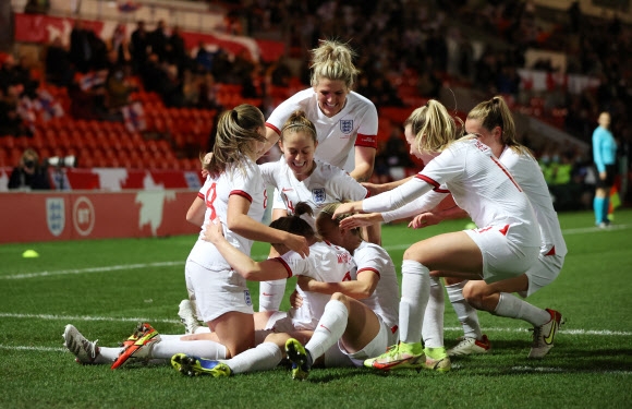 잉글랜드 여자축구대표팀은 1일 영국 동커스터의 킵모트 스타디움에서 열린 라트비아와 2023 국제축구연맹(FIFA) 여자 월드컵 유럽지역 예선 D조 6차전 홈경기에서 20-0 대승을 거뒀다. 로이터 연합뉴스