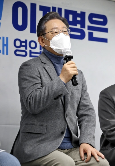 인재영입발표에서 인사말하는 이재명 후보