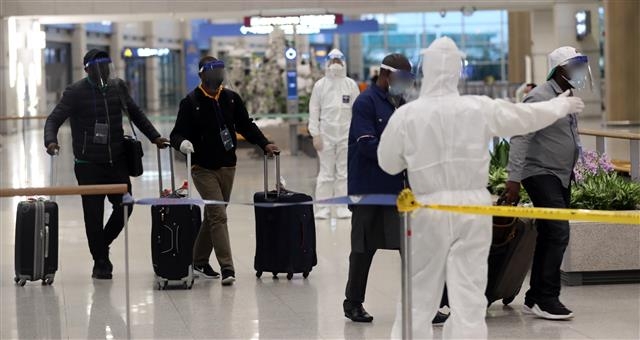 에티오피에서 입국하는 외국인 승객들 신종 코로나바이러스 감염증(코로나19) 변이 바이러스인 오미크론 확산 우려가 커지고 있는 1일 오후 에티오피아 수도 아디스아바바에서 출발한 승객들이 인천국제공항을 통해 입국하고 있다. 2021.12.1 뉴스