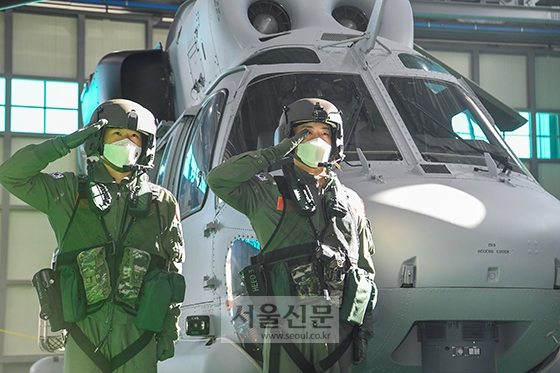 해병대항공단 조종사들이 마린온 앞에서 경례를 하고 있다. [사진 제공=해병대사령부]