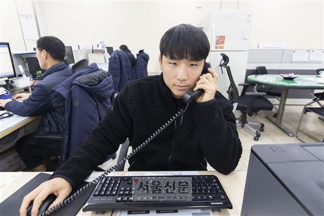 지난달 30일 김현수는 서울 성동구 한전 광진성동지사에서 전기요금 미납고객에게 안내 업무를 하며 지냈다.