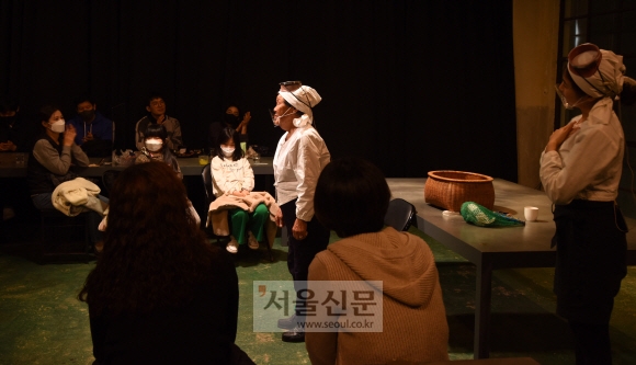 ‘해녀의 부엌’에서 90세 최고령 해녀인 권영희 할머니가 자신의 이야기를 관객들에게 들려 주고 있다.