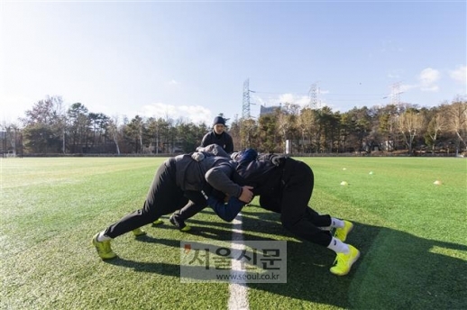 한국전력 소속 럭비 선수들이 1일 서울 노원구에 위치한 한전 인재개발원에서 훈련하는 모습.