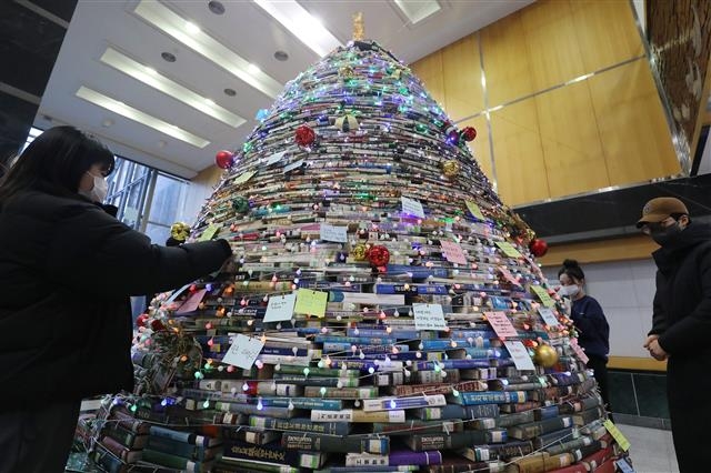 3500권으로 만든 ‘북 트리’