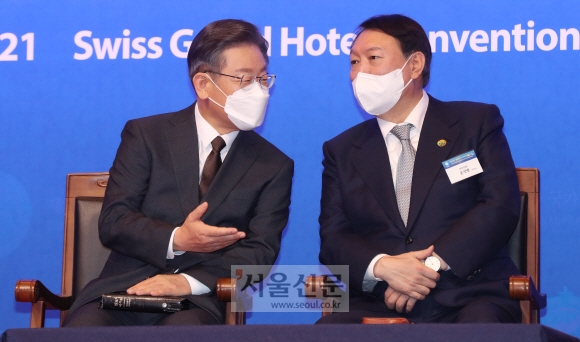 [서울포토] 국가조찬기도회 참석해 대화중인 이재명 후보와 윤석열 후보