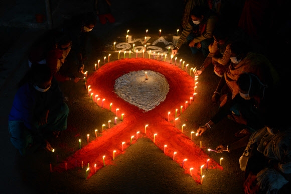 지난 30일(현지시간) 인도 서벵골주 실리구리에서 자원봉사자와 성노동자들이 전야제 행사에서 촛불을 밝히고 있다. 실리구리 AFP 연합뉴스