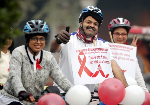 1일(현지시간) 인도 우타르프라데시주 프라야그라즈에서 의사들이 에이즈에 대한 경각심을 일깨우는 사이클 대회에 참여하고 있다. 프라야그라즈 AP 연합뉴스