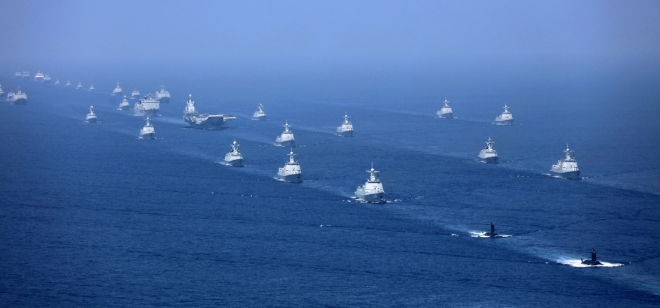 중국 인민해방군의 해상열병식 2018년 4월 남중국해에서 실시된 중국 인민해방군의 해상 열병식. 랴오닝급 항공모함 및 해군 호위함과 잠수함 등이 훈련에 참가했다.  AP 연합뉴스