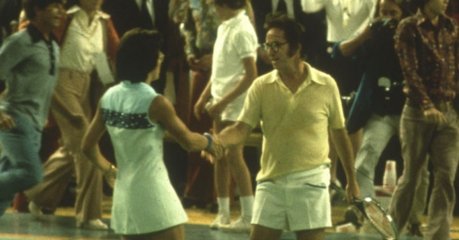 세기의 성대결 1973년 9월 20일 미국 휴스턴 아스트로돔에서 당시 여자 테니스 랭킹 1위 빌리 진 킹과 전 남자 테니스 랭킹 1위 바비 릭스가 악수하고 있다. 전세계 9000만명이 TV 중계로 지켜 본 이 세기의 성대결은 킹의 3대0 완승으로 끝났다.  이 경기 후 열린 당해 US오픈은 남녀 선수 모두에게 동등한 상금을 제공한 첫 번째 메이저 대회가 됐다. 현재 4대 메이저 대회는 여성과 남성에게 같은 상금을 제공한다. 2021.12.2  빌리진킹닷컴(www.billiejeanking.com)